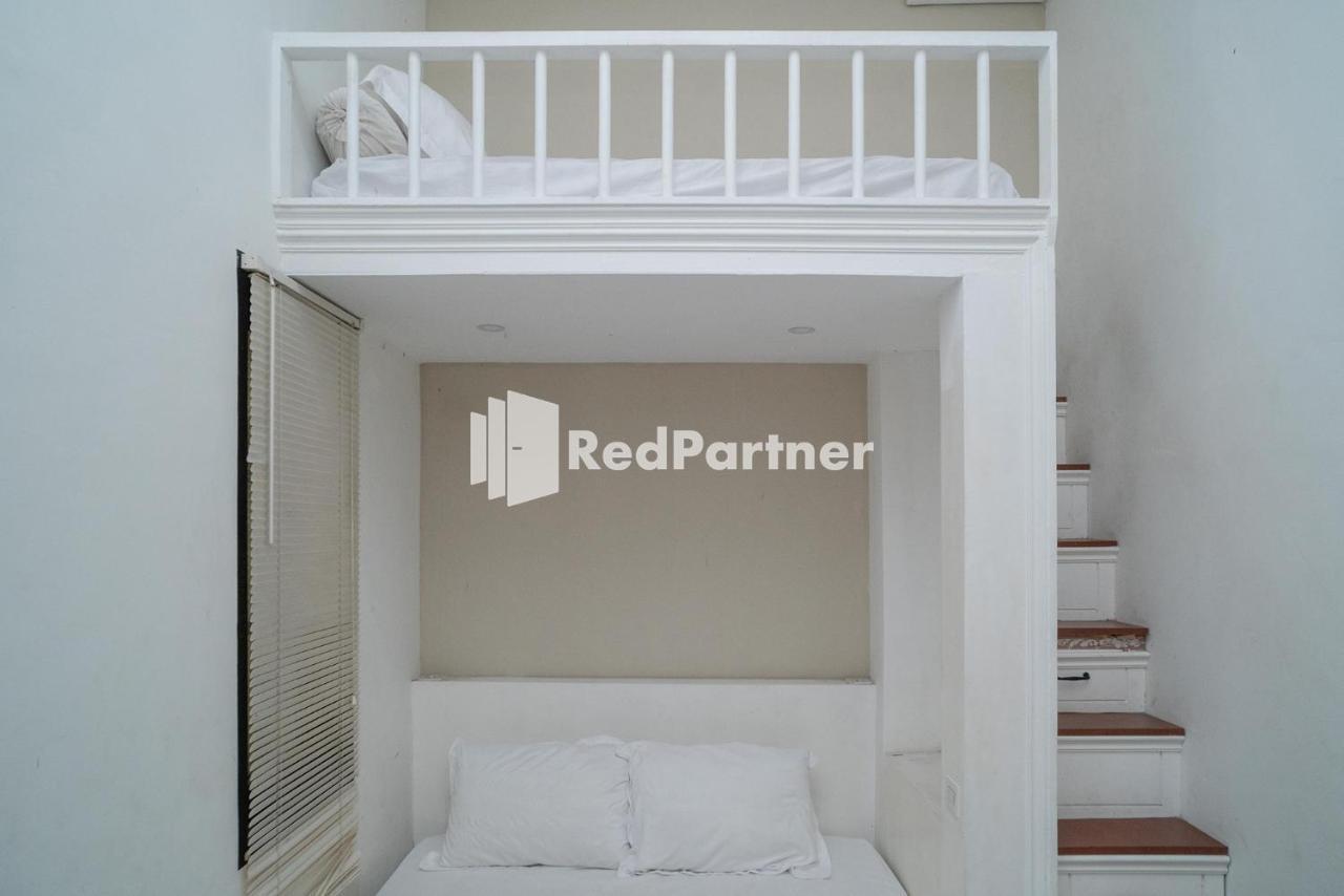 Hotel Yayah Syariah Redpartner 2*